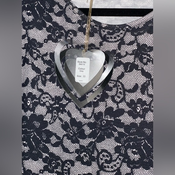 Black Lace Curvy Dress - Picture 4 of 11